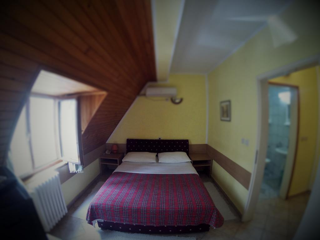 B&B Villa Evandjelina Sremska Kamenica Екстериор снимка
