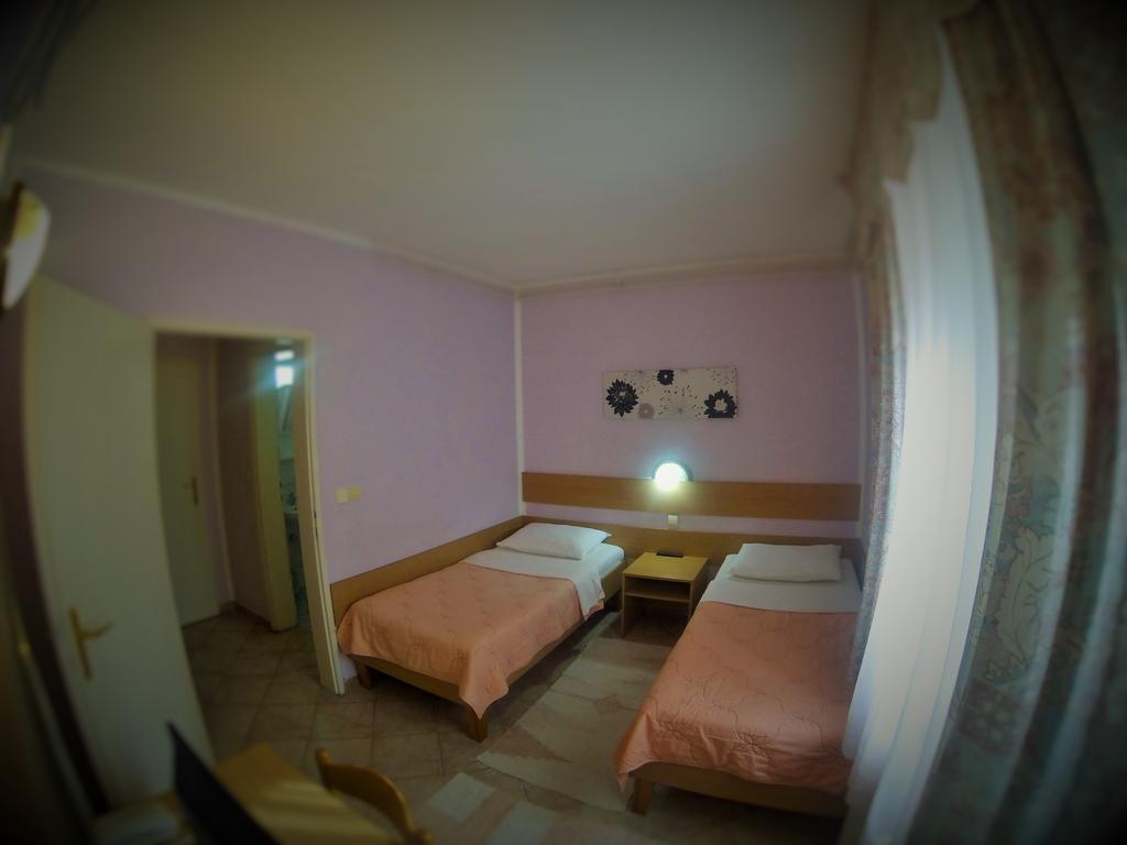 B&B Villa Evandjelina Sremska Kamenica Екстериор снимка