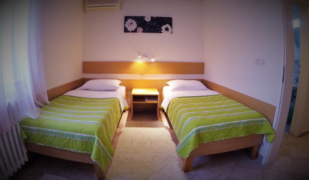 B&B Villa Evandjelina Sremska Kamenica Екстериор снимка